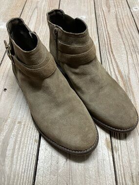 Clarks Men's Suede Chukka Boots in Olive/Tan